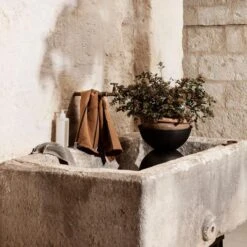 Ferm LIVING | Hourglass Pots - Various Sizes - Black / Dark Grey -Home Product Store Ferm Living hourglass xsmall lifestyle2